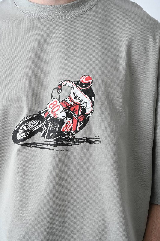 Gri renkte, yüksek gramajlı pamuk kumaştan üretilmiş unisex oversize tişört; sırt veya göğüs kısmında dikkat çekici retro motorsiklet baskısı bulunan modern sokak stiline uygun rahat bir tasarım.