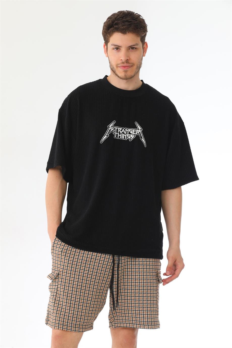 Stranger nakış detaylı siyah kadife oversize t-shirt