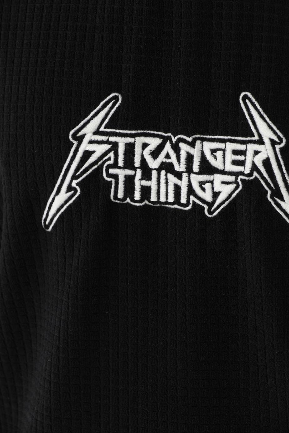 Stranger nakış detaylı siyah kadife oversize t-shirt