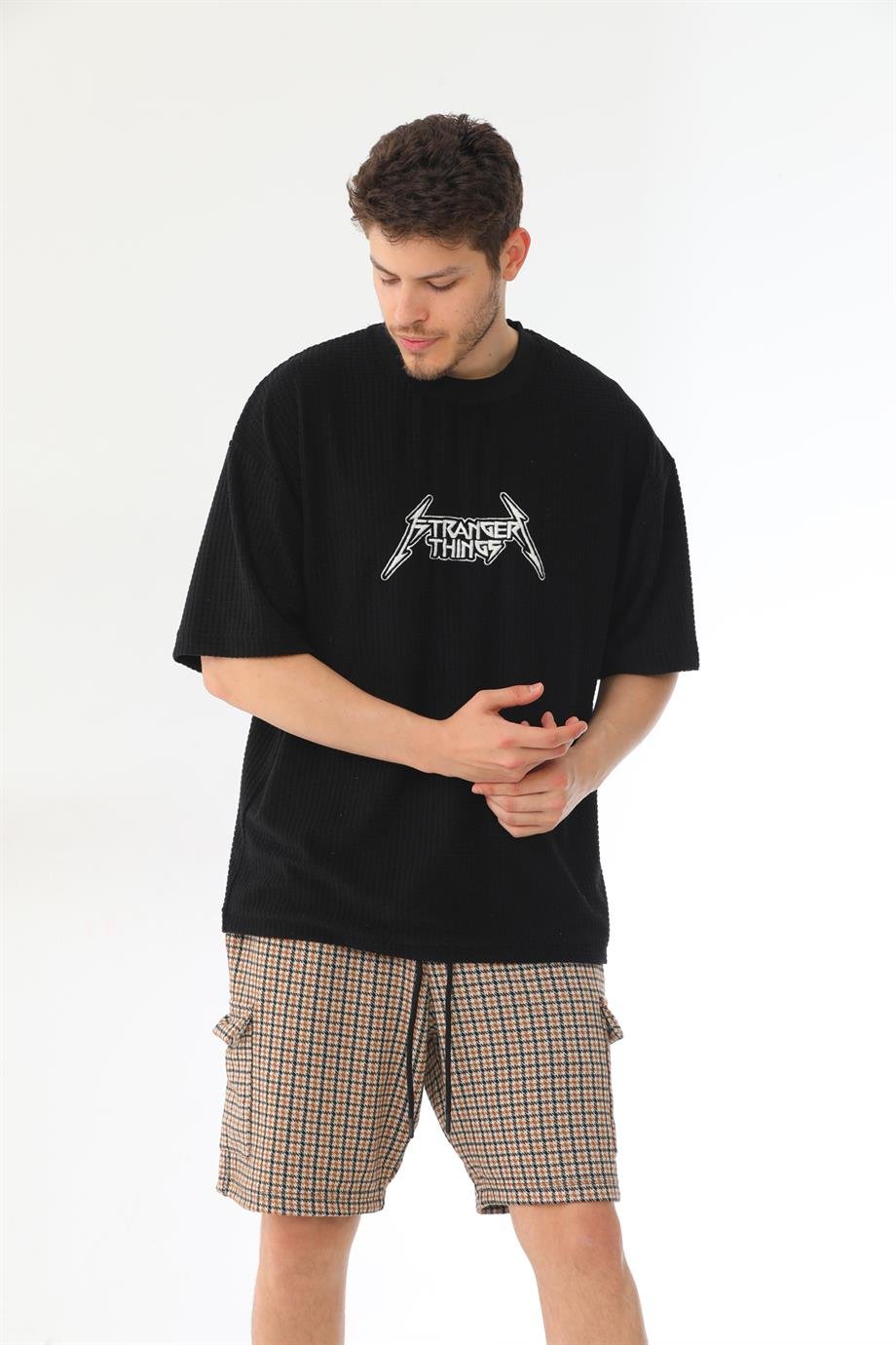 Stranger nakış detaylı siyah kadife oversize t-shirt